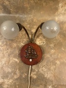 Lampa vintage z żaglowcem Drewno,brąz,regulowane ramiona Styl marynistyczny
