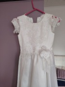 Piękna koronkowa suknia do komunii. 