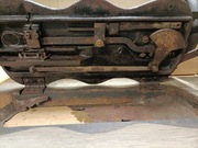 Stara maszyna do szycia prawdopodobnie singer 