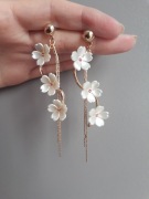 Długie wiszące kolczyki w kwiatki złoty kolor kwiaty sztuczna biżuteria