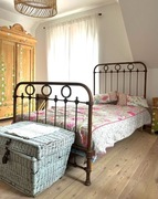 Stare metalowe łóżko brązowe 