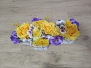 Kompozycja stroik wiosenna bratki róże krzyż cmentarz grób 