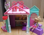 Domek dla lalek Chelsea Barbie z windą lalka miś 