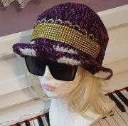 Biżuteryjny kapelusik wiosenno-jesienny dla pań 