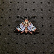 pin metalowy przypinka ĆMA TRUPIA GŁÓWKA