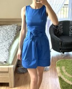 Niebieska sukienka na ramiączkach z kokardą