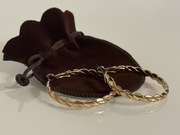 Złote kolczyki koła – skręcany wzór