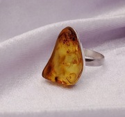 Srebrny pierścionek z bursztynem