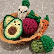 Maskotki WARZYWA w koszu zestaw marchew awokado handmade na szydełku