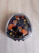 Ozdobne metalowe pudełeczko, kieszonkowa szkatułka - trapez, rude liski