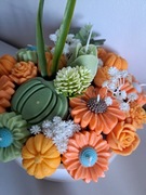 Jesienny stroik w misie z gipsu.