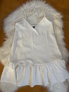 Biała sukienka mini z falbaną Mohito XXS