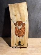 Wieszak krowa malowana ręcznie na desce 