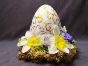 Stroik wielkanocny – eleganckie jajko z kwiatową kompozycją