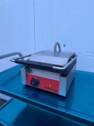 Grill gastronomiczny kontaktowy pojedynczy ryflowany Caterina 742011