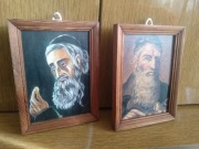 Dwa obrazki w drewnianych ramkach