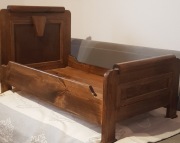 Drewniane łóżeczko dla psa, kota