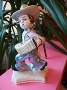 Figurka chłopiec z harmonią. Steatyt.