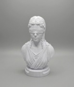 Figurka dekoracyjna Temida biała ozdoba wnętrza