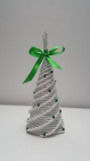Biała choinka z papieru - zielone ozdoby wiklina