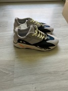 Adidas Yeezy boost 700