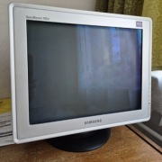 Komputer i monitor z 2005 r.