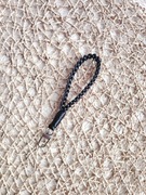 Breloczek do kluczy ręcznie robiony metodą makramy czarny brelok boho