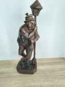 Figurka drewniana – postać z latarnią