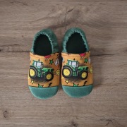 Kapcie dziecięce typu barefoot, wzór TRAKTORY