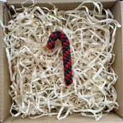 Laska świąteczna makrama zawieszka zielono-czerwona 9cm ozdoba na choinkę