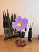 Stojak na słuchawki w kształcie kwiatu bratka