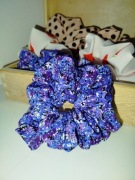 Gumka scrunchie kwiaty na niebieskim tle