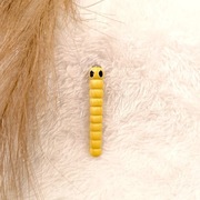 Drewniany żółty robaczek do gry montessori magnetyczny gąsienica 