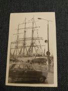 stare zdjęcie prl samochód fiat 125 i statek dar pomorza