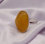 Srebrny pierścionek z bursztynem