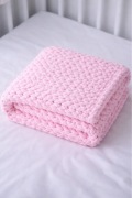 Kocyk dziecięcy ręcznie robiony – miękki różowy koc dla niemowlaka