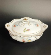 Porcelanowa bomboniera z motywem kwiatowym i złoceniami vintage