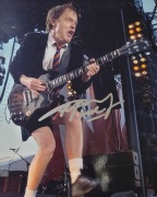 Autograf Angusa Younga z certyfikatem