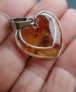 Piękna zawieszka, serce w sercu. Bursztyn 