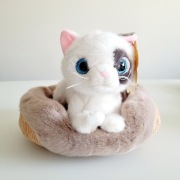 Pluszowy kotek na poduszce, maskotka – bało-czarna, NOWA