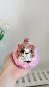 Kotek w koszyku na szydełku handmade, dekoracja 