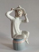 Figurka Lladro Dziewczyna w kapeluszu na pufie1147