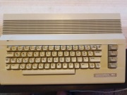 Commodore 64C z przewodem TV