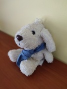 Maskotka piesek biały z niebieską chustką