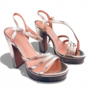 Stylowe, metaliczne sandały na platformie marki Even&Odd