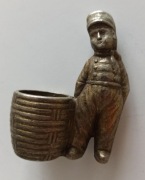 figurka boy hotelowy lokaj z XIX wieku z beczką 8,3 cm do