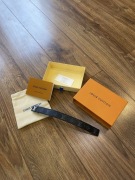 Elegancka opaska Louis Vuitton – czarna, regulowana