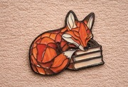 Przypinka rudy lis w motywie witrażu - odpoczywa na książkach :)