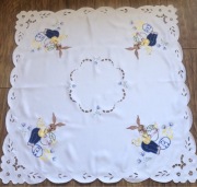 Wielkanocny obrus ( serweta), z haftowanymi zajączkami