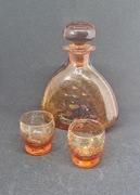 Piękna karafka i dwa kieliszki, na karafce statek, vintage